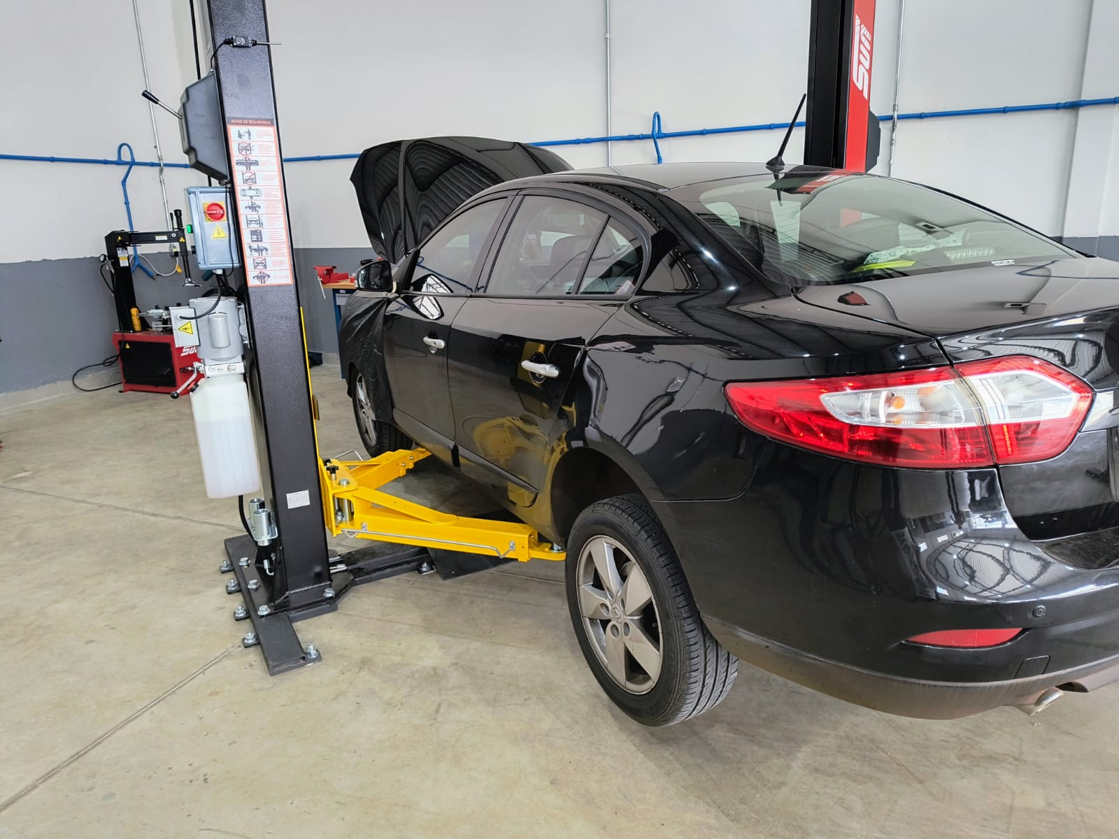 Veículo em manutenção na Americar Auto Center